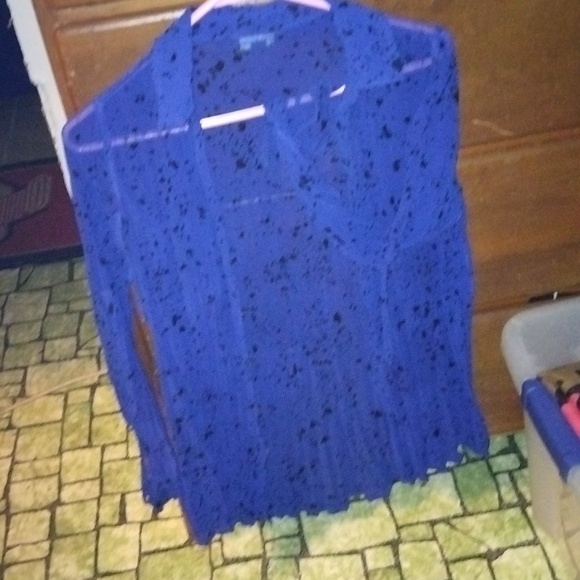 Beautiful see Thur button up shirt - Picture 2 of 3